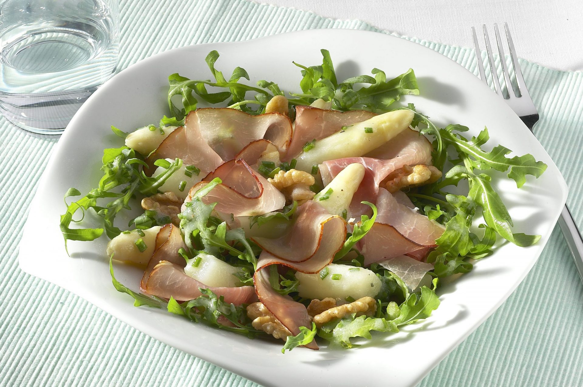 Spargel-Rucola-Salat mit Walnüssen und Schwarzwälder Schinken ...